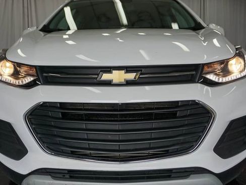 Used 2022 Chevrolet Trax LT w/ LT Convenience Package FWD image 3