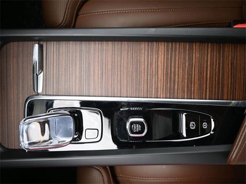 Used 2022 Volvo XC60 B5 Inscription w/ Climate Package image 10