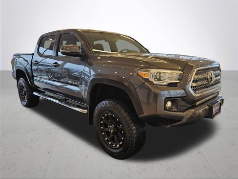 Used 2017 Toyota Tacoma TRD Off-Road w/ Tow Package (A/T) AWD/4WD image 5