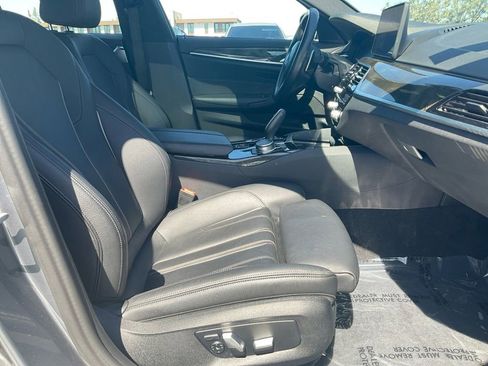 Used 2022 BMW 530e w/ M Sport Package image 27