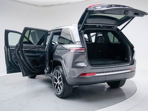 Used 2024 Jeep Grand Cherokee Limited image 19