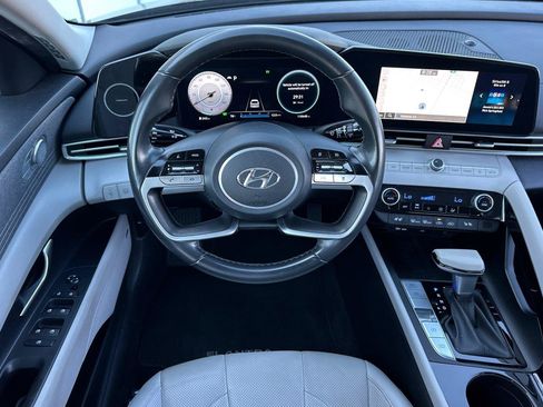 Used 2023 Hyundai Elantra Limited w/ Preferred Accessory Package FWD image 13