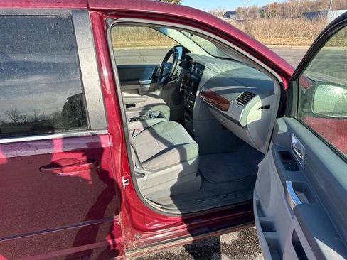 Used 2008 Chrysler Town & Country Touring w/ Family Value Group image 31
