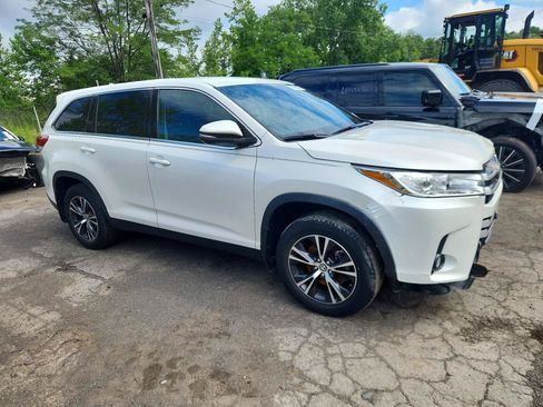 Used 2019 Toyota Highlander Plus AWD/4WD image 1