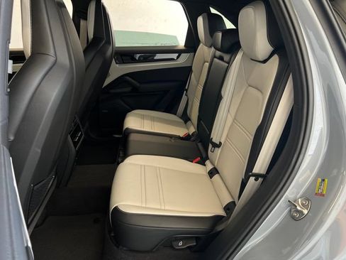 Used 2025 Porsche Cayenne S AWD/4WD image 36