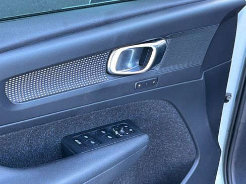 Used 2020 Volvo XC40 T5 R-Design image 11