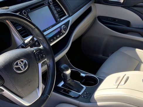 Used 2019 Toyota Highlander XLE image 17