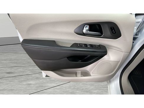 Used 2024 Chrysler Pacifica Touring-L w/ Road Tripper Package FWD image 10
