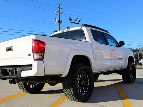 Used 2017 Toyota Tacoma TRD Sport w/ Tow Package (A/T) AWD/4WD image 4