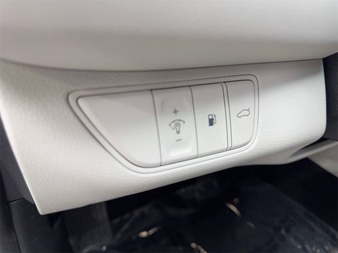 Used 2025 Genesis G70 2.5T image 55