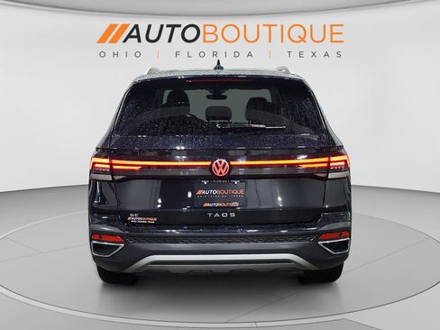 Used 2025 Volkswagen Taos SE w/ Panoramic Sunroof Package FWD image 4