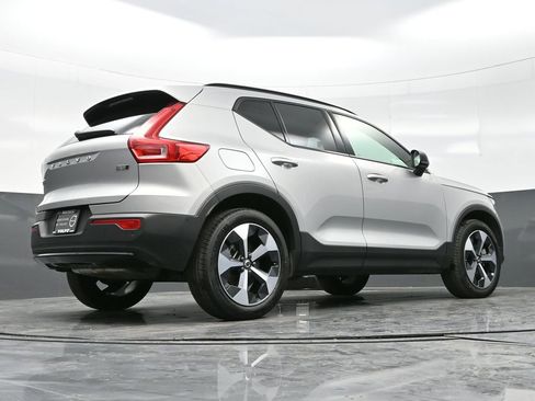 Used 2024 Volvo XC40 B5 Plus image 14