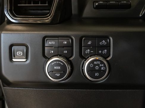 Used 2024 GMC Sierra 1500 AT4 w/ Technology Package AWD/4WD image 14