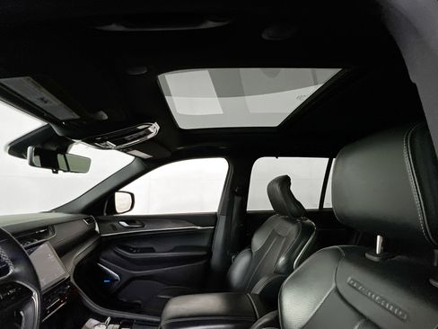 Used 2022 Jeep Grand Cherokee Overland w/ Luxury Tech Group IV image 23