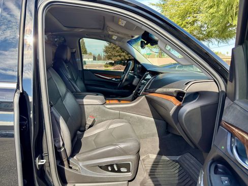 Used 2017 Cadillac Escalade Luxury image 15