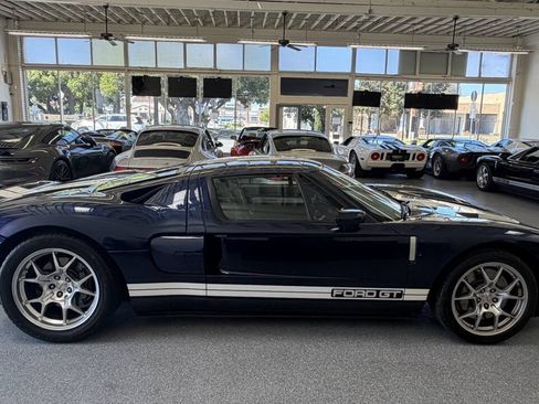 Used 2006 Ford GT RWD image 11