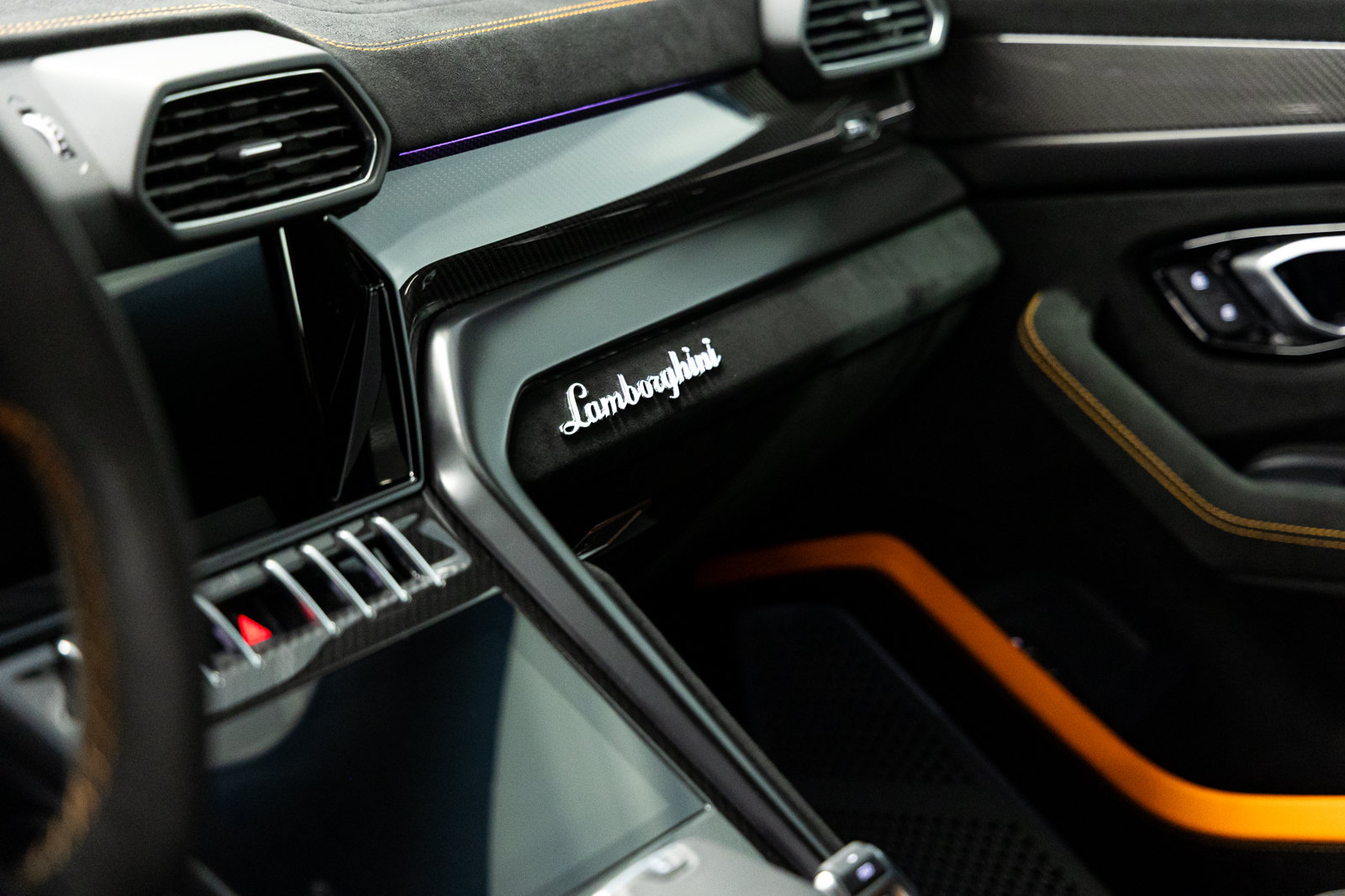 Used 2024 Lamborghini Urus Performante AWD/4WD image 43