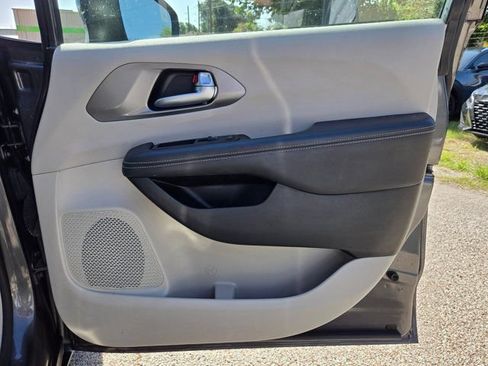 Used 2023 Chrysler Pacifica Touring-L FWD image 27