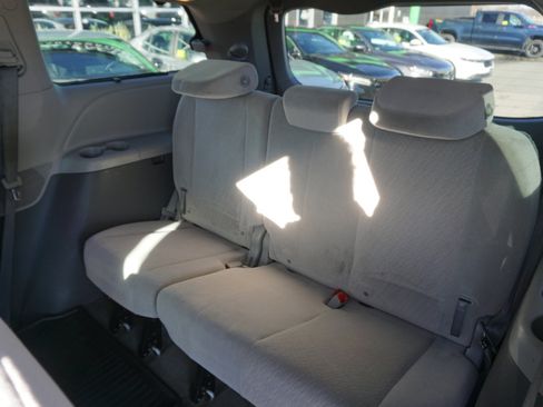Used 2016 Toyota Sienna LE image 12