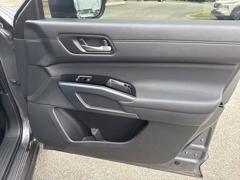 Used 2025 Nissan Pathfinder SL w/ SL Premium Package FWD image 17