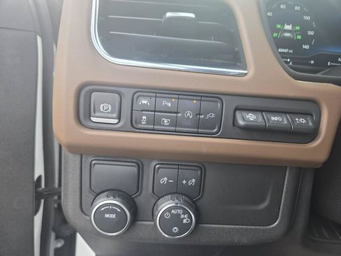 Used 2022 Chevrolet Tahoe High Country RWD image 14