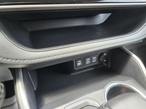Used 2025 Toyota Highlander LE FWD image 10