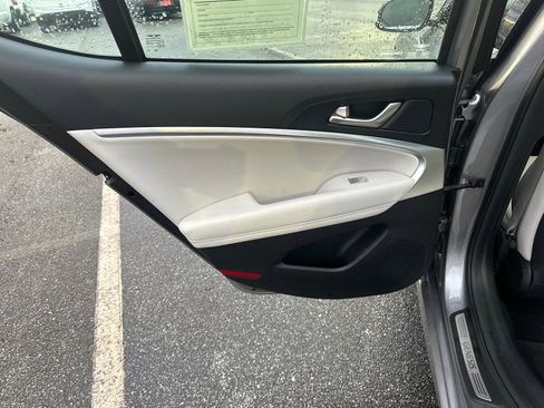 Used 2025 Genesis G70 2.5T image 21