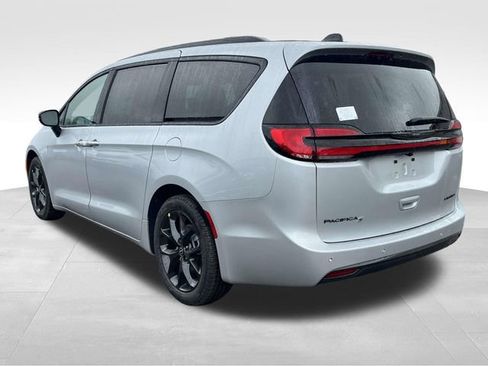 New 2026 Chrysler Pacifica Limited image 5