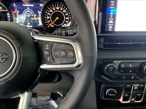 Used 2026 Jeep Wrangler Unlimited Sahara AWD/4WD image 22