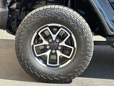 Used 2024 Jeep Gladiator Rubicon w/ Technology Group AWD/4WD image 26