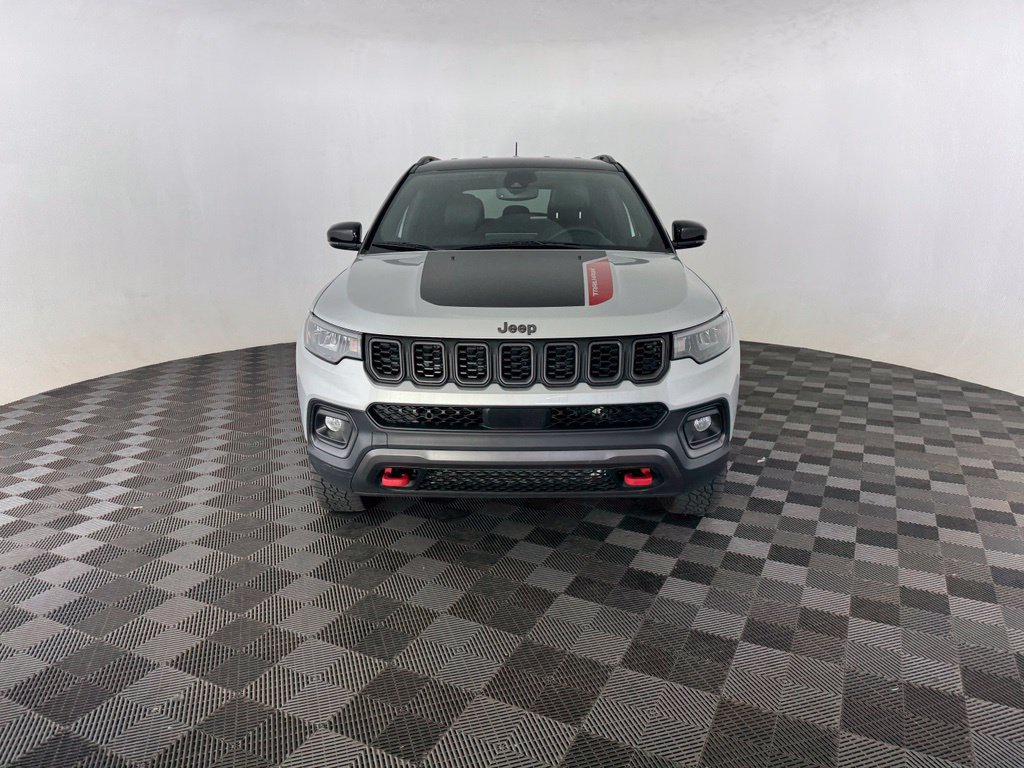 Used 2025 Jeep Compass Trailhawk AWD/4WD image 2