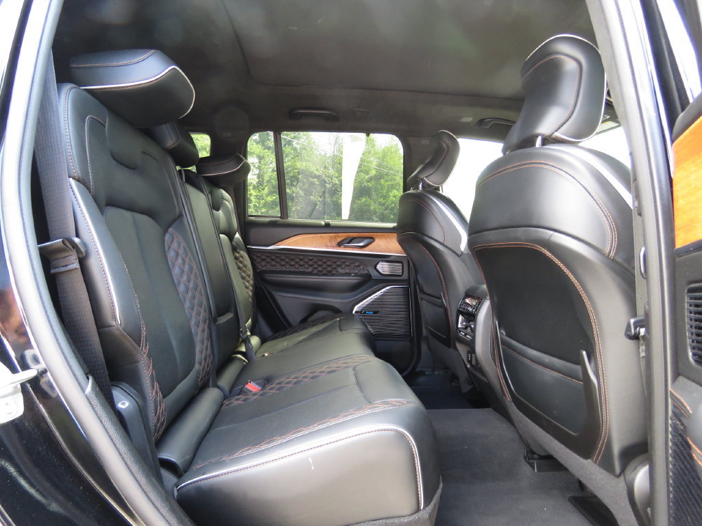 Used 2023 Jeep Grand Cherokee Summit AWD/4WD image 16