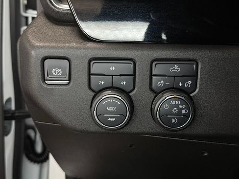 Used 2025 Chevrolet Silverado 2500 LT w/ Convenience Package AWD/4WD image 18