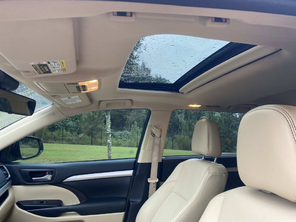 Used 2018 Toyota Highlander XLE FWD image 23