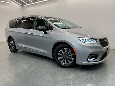 Used 2023 Chrysler Pacifica Limited FWD image 2