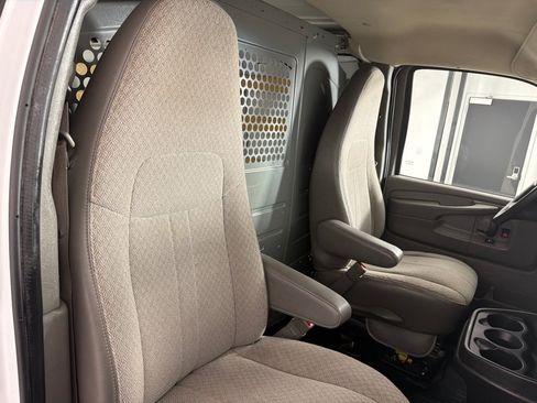 Used 2015 GMC Savana 2500 RWD image 15