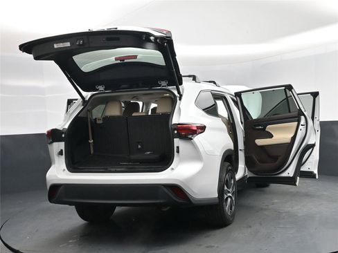 Used 2022 Toyota Highlander XLE image 19