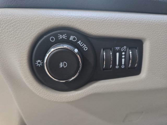 Used 2023 Chrysler Pacifica Touring-L FWD image 28