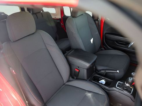 Used 2025 Jeep Wrangler Unlimited Sahara image 32