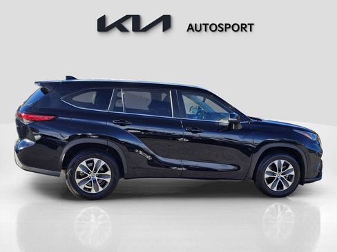 Used 2023 Toyota Highlander XLE image 7