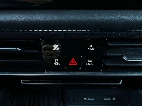 Used 2025 Volkswagen Atlas Cross Sport SE image 26