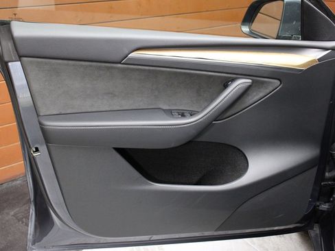 Used 2022 Tesla Model Y Long Range image 23