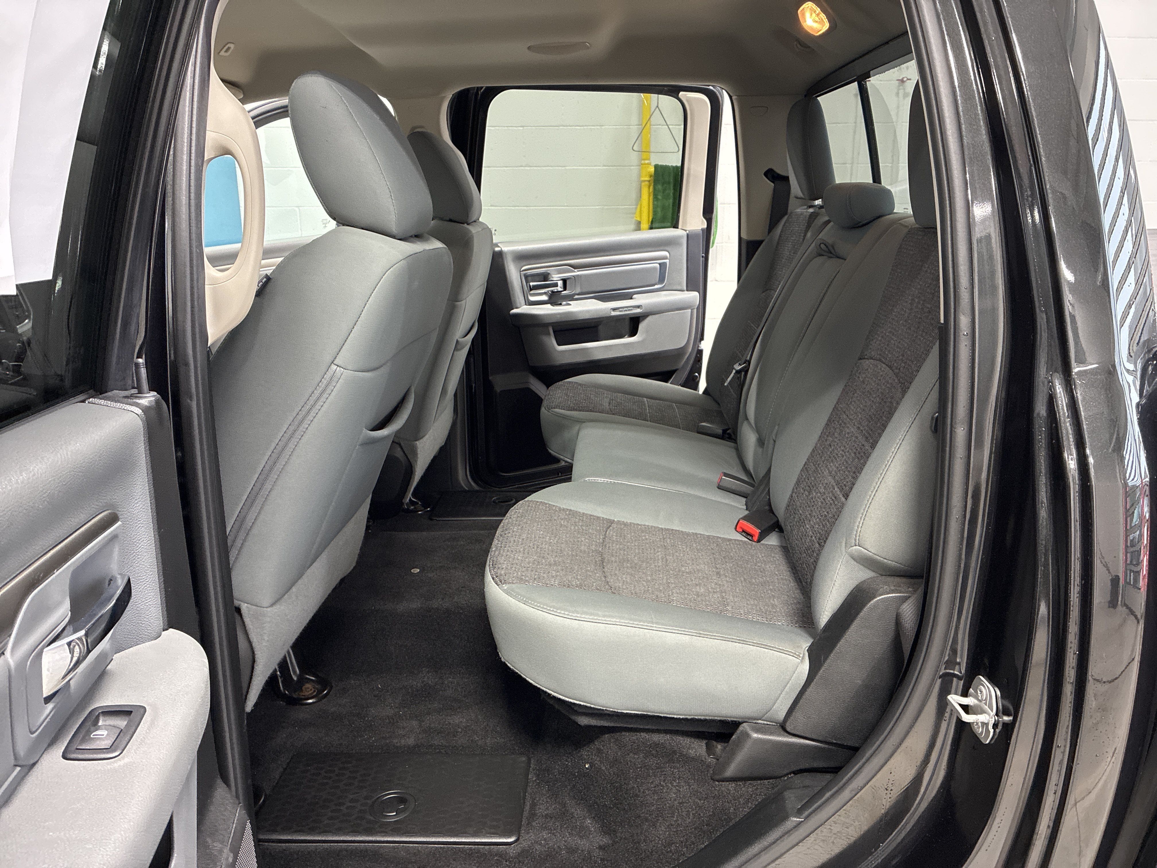 Used 2018 RAM 1500 SLT AWD/4WD image 12