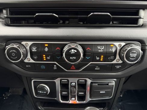 Used 2024 Jeep Wrangler Unlimited Sahara image 13