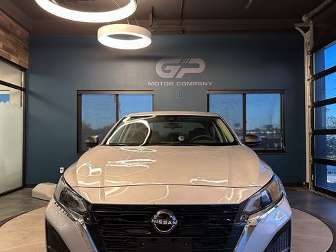 Used 2024 Nissan Altima 2.5 SV image 8