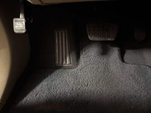 Used 2011 Toyota Venza AWD w/ Convenience Pkg image 25