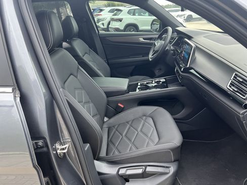 Used 2024 Volkswagen Atlas Cross Sport SE w/ Panoramic Sunroof Package image 28