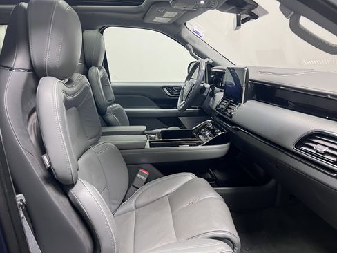 Used 2019 Lincoln Navigator Reserve image 17