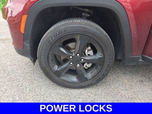 Used 2023 Jeep Grand Cherokee Altitude AWD/4WD image 22
