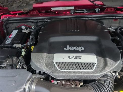 Used 2013 Jeep Wrangler Unlimited Sahara w/ Connectivity Group AWD/4WD image 38